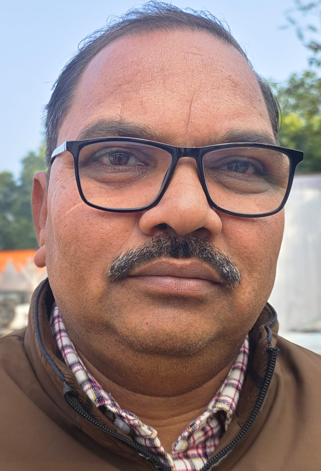 बजट पर चर्चा करते व्यापारी। संवाद