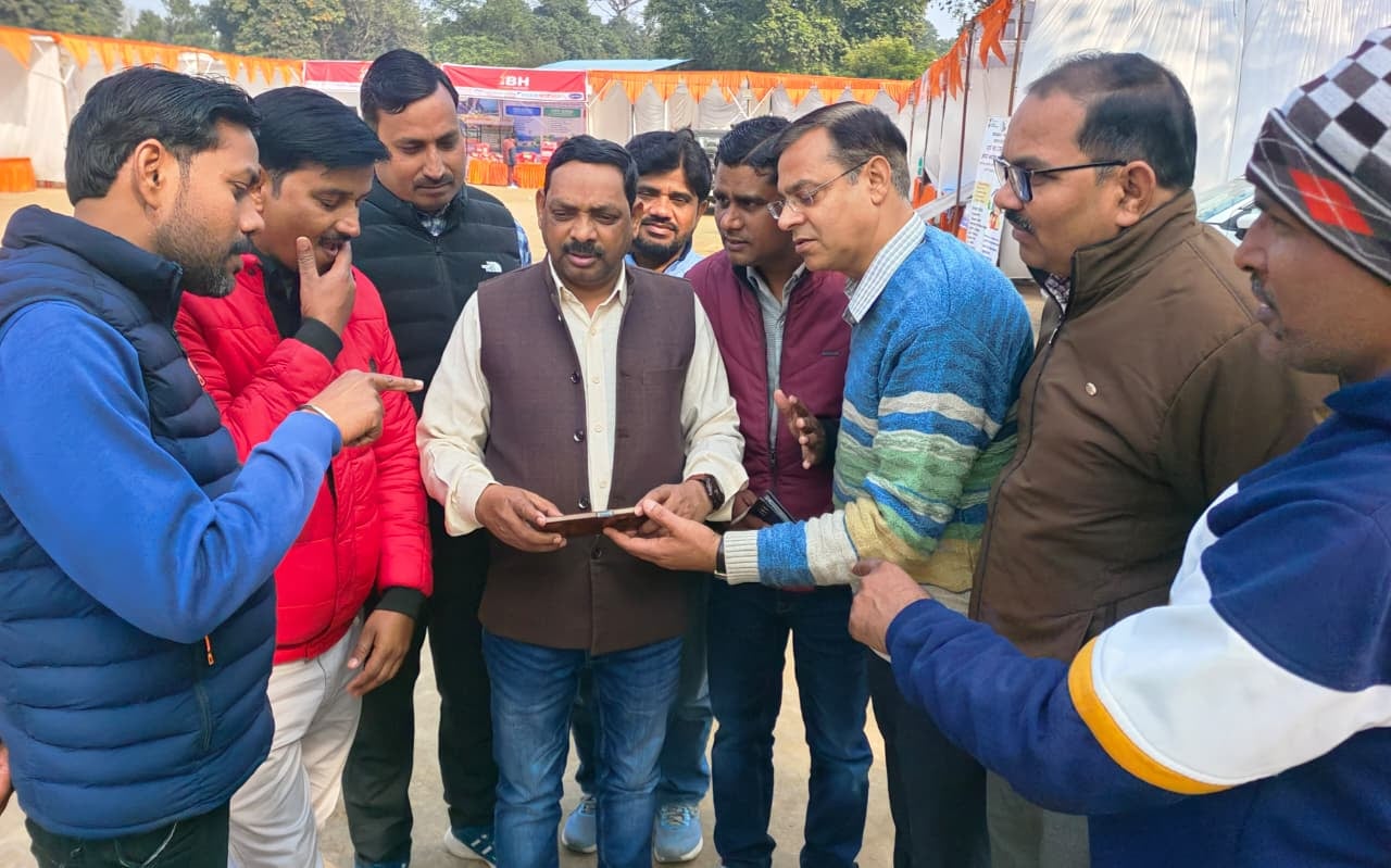 बजट पर चर्चा करते व्यापारी। संवाद