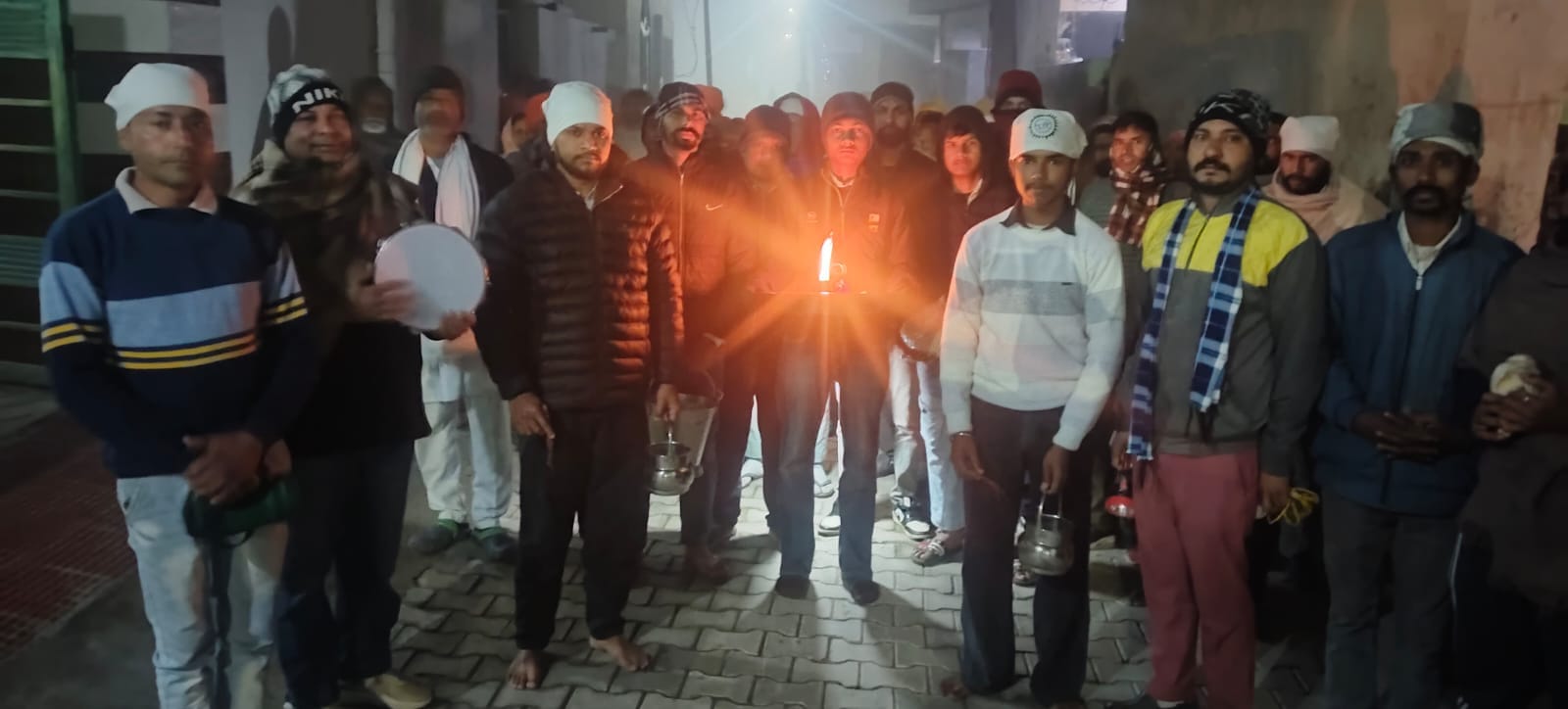 बाल कुंज छछरौली में भजन प्रस्तुत करते श्रद्धालु। स्वयं बाल कुंज छछरौली में भजन प्रस्तुत करते श्रद्धालु। स्वयं