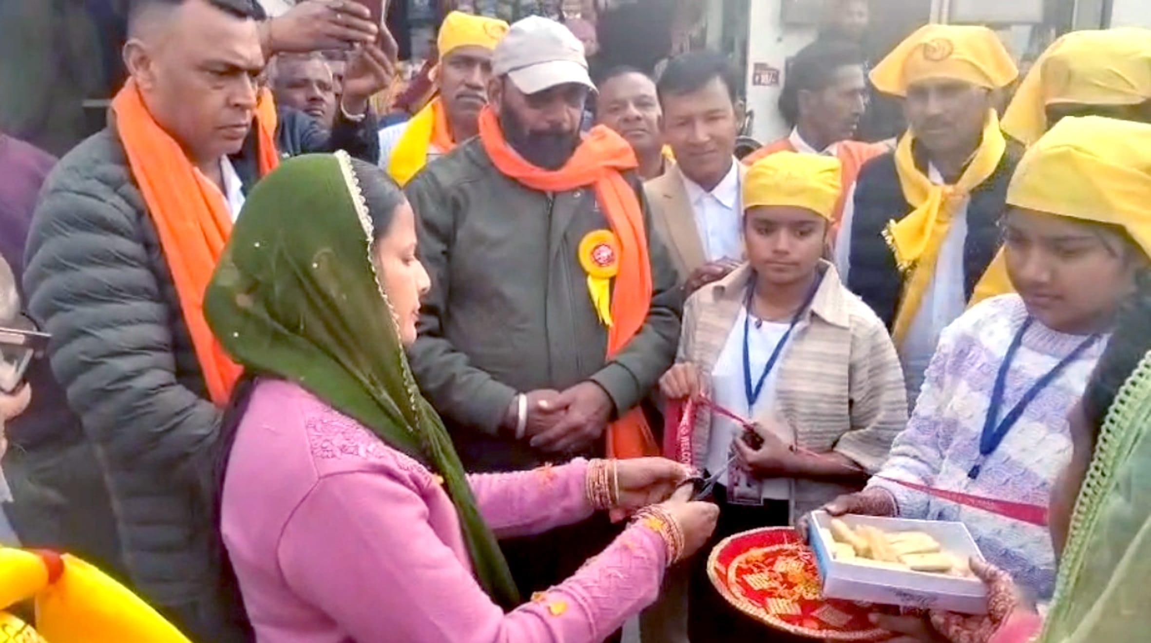 बाल कुंज छछरौली में भजन प्रस्तुत करते श्रद्धालु। स्वयं बाल कुंज छछरौली में भजन प्रस्तुत करते श्रद्धालु। स्वयं