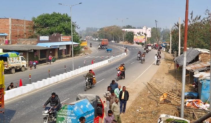 बरबर क्षेत्र में इस खराब सड़क की वजह से आए दिन होते हैं हादसे। संवाद
