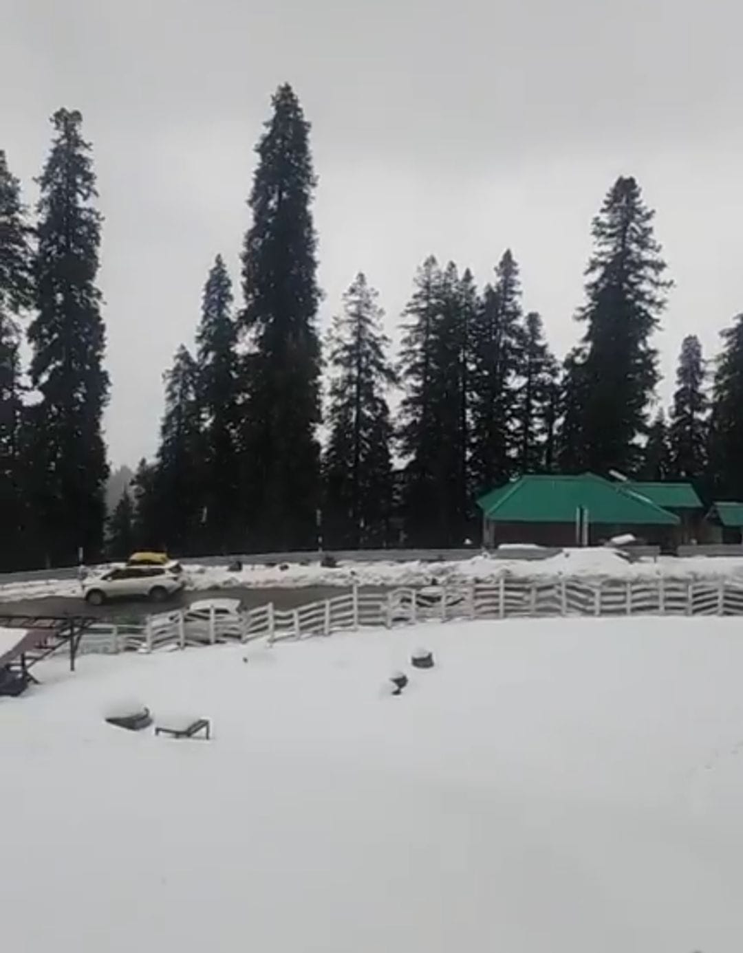 बर्फबारी के बाद रविवार को 12/20 क्षेत्र स्थित श्राईकोटी माता मंदिर में हुआ ताजा हिमपात। संवाद बर्फबारी के बाद रविवार को 12/20 क्षेत्र स्थित श्राईकोटी माता मंदिर में हुआ ताजा हिमपात। संवाद