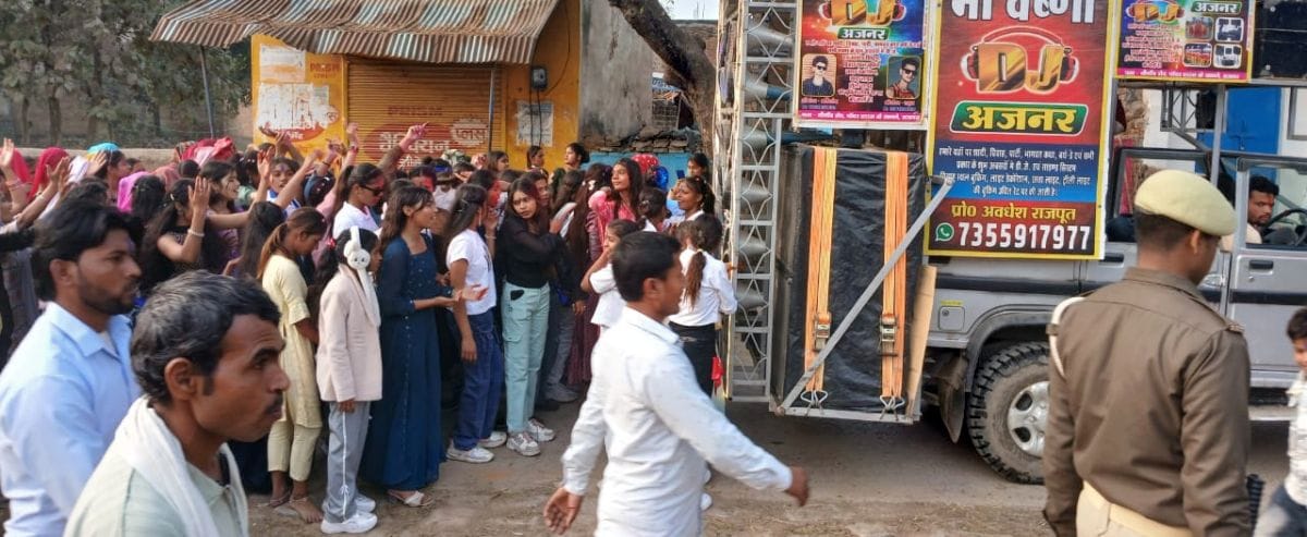 फोटो 01 एमएएचपी 23 परिचय-शहर में शोभायात्रा में शामिल संत रविदास की झांकी। संवाद
