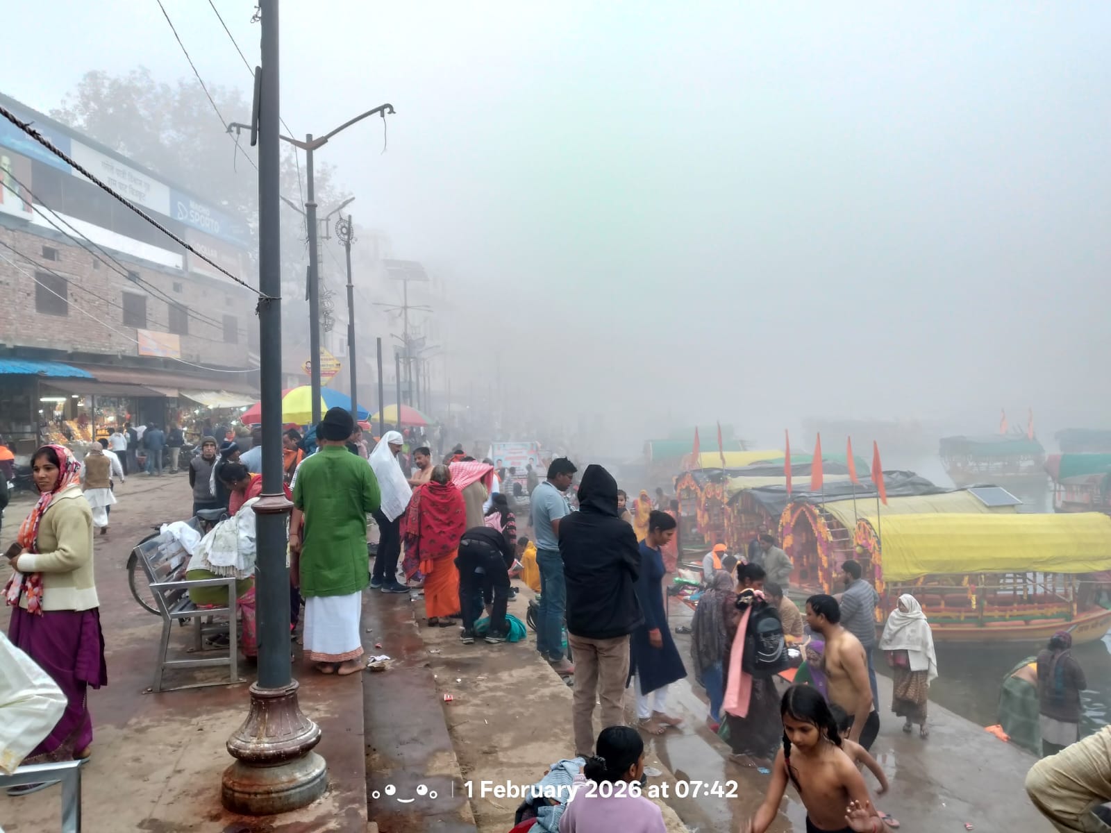 फोटो 01सीकेटीपी 01 माघी पूर्णिमा पर रामघाट पर मंदाकिनी नदी में स्नान करते श्रद्धालु। संवाद
