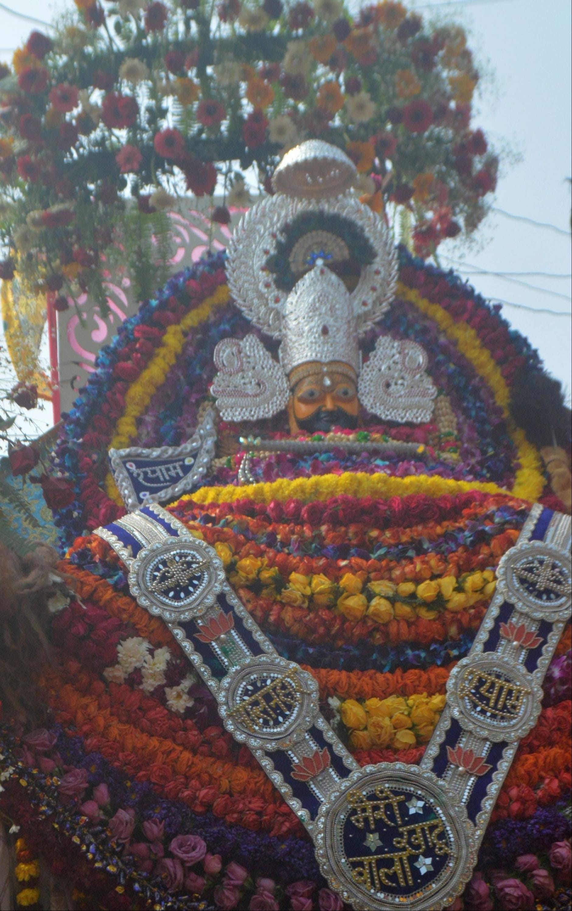 फोटो-06-  खाटू श्याम निशान यात्रा में शामिल महिलाएं। संवाद