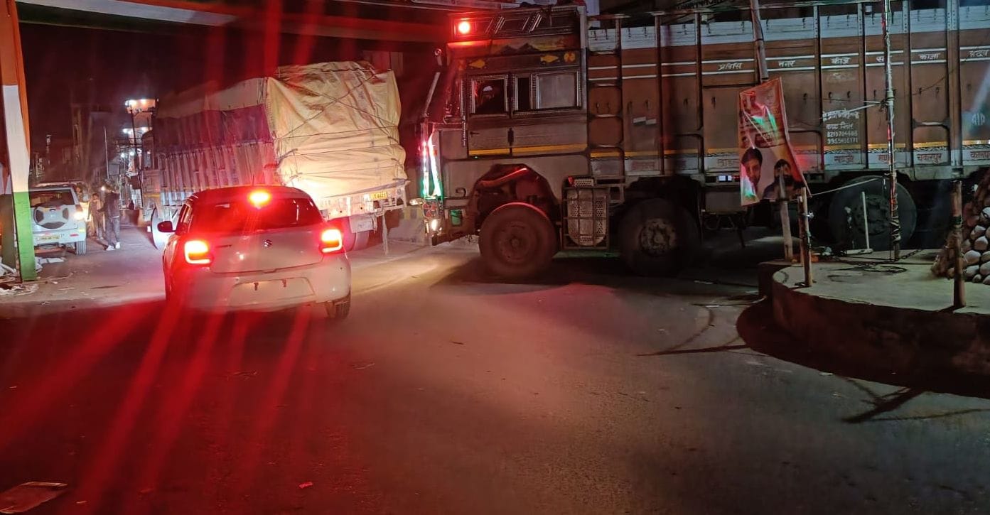 फोटो-15-बैरियर लगा होने से हरदोई रोड पुल पर रुका ट्रक और लगा जाम। संवाद फोटो-15-बैरियर लगा होने से हरदोई रोड पुल पर रुका ट्रक और लगा जाम। संवाद