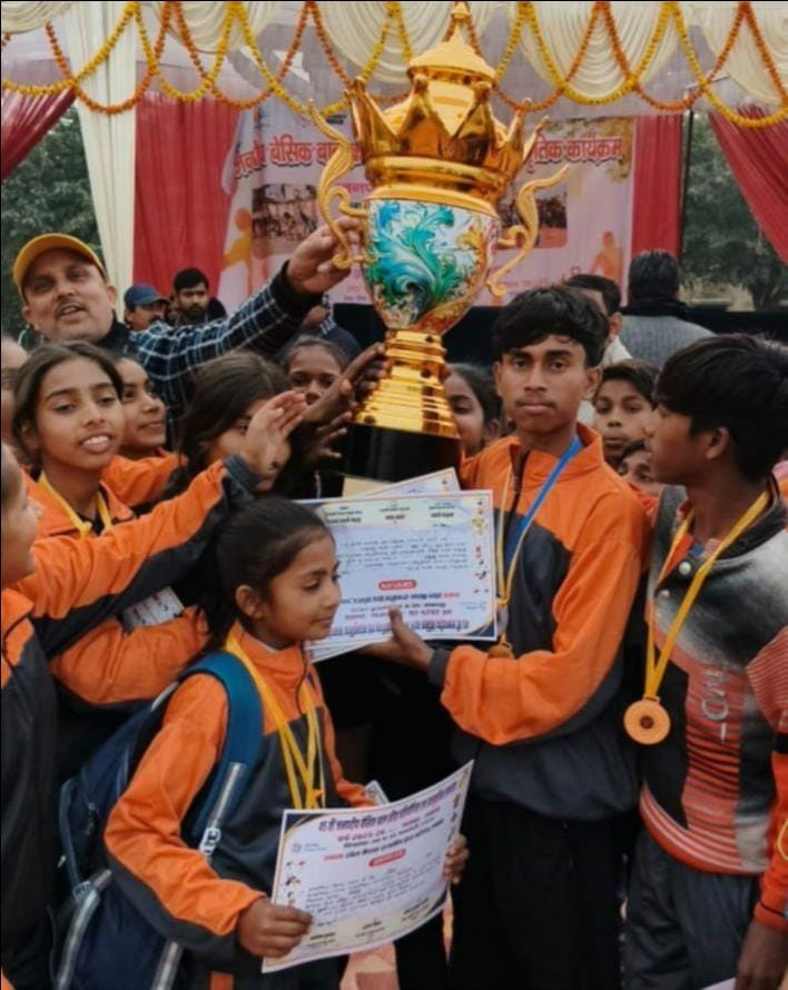 फोटो-25- प्रतिभागी छात्राओं को प्रमाण पत्र देते डीएम गौरांग राठी। संवाद फोटो-25- प्रतिभागी छात्राओं को प्रमाण पत्र देते डीएम गौरांग राठी। संवाद