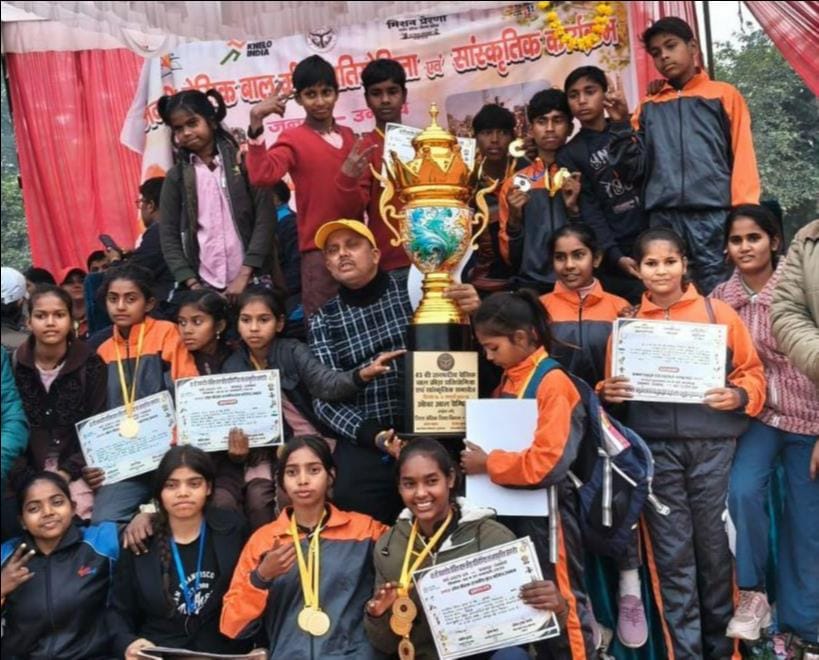 फोटो-25- प्रतिभागी छात्राओं को प्रमाण पत्र देते डीएम गौरांग राठी। संवाद फोटो-25- प्रतिभागी छात्राओं को प्रमाण पत्र देते डीएम गौरांग राठी। संवाद