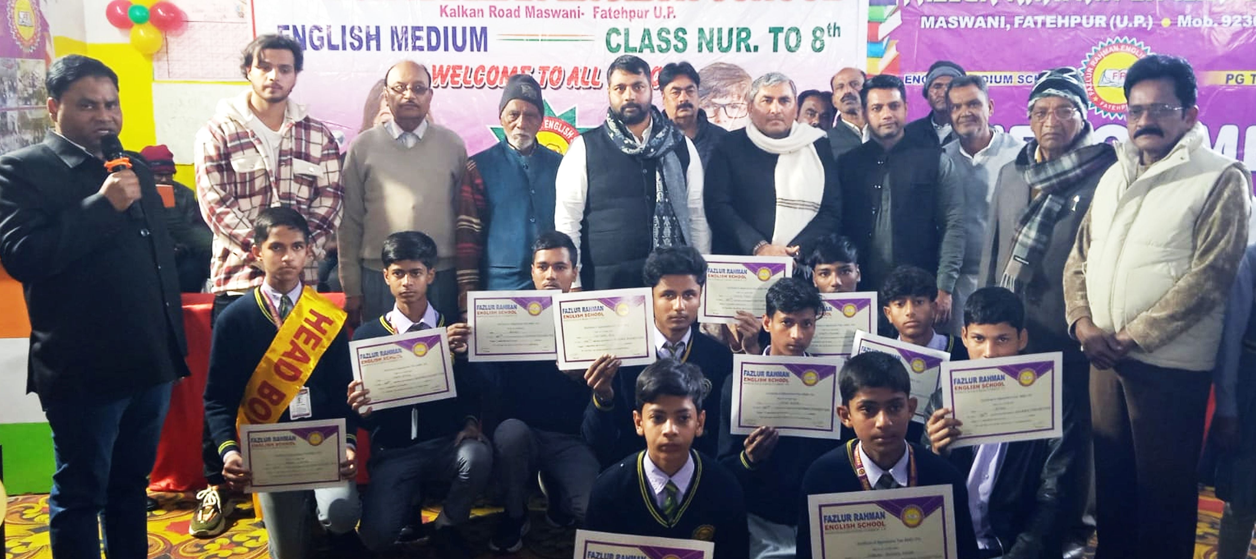 फोटो-40-प्रमाण पत्र दिखाते बच्चे। स्रोत स्वयं फोटो-40-प्रमाण पत्र दिखाते बच्चे। स्रोत स्वयं