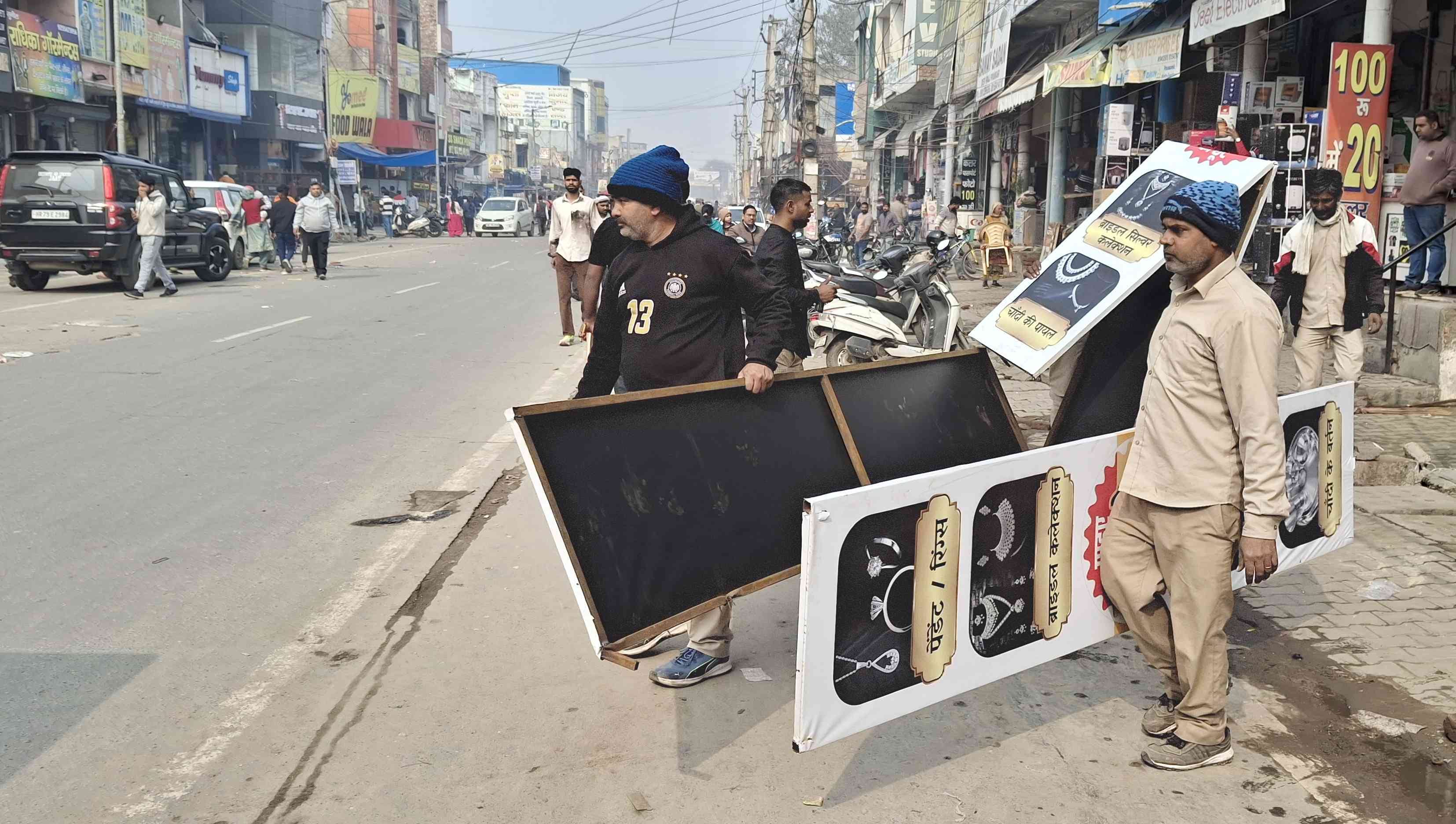 -फोटो 51 : अतिक्रमण करने वाले दुकानदारों से बातचीत करते एसडीएम अभिनव सिवाच। संवाद