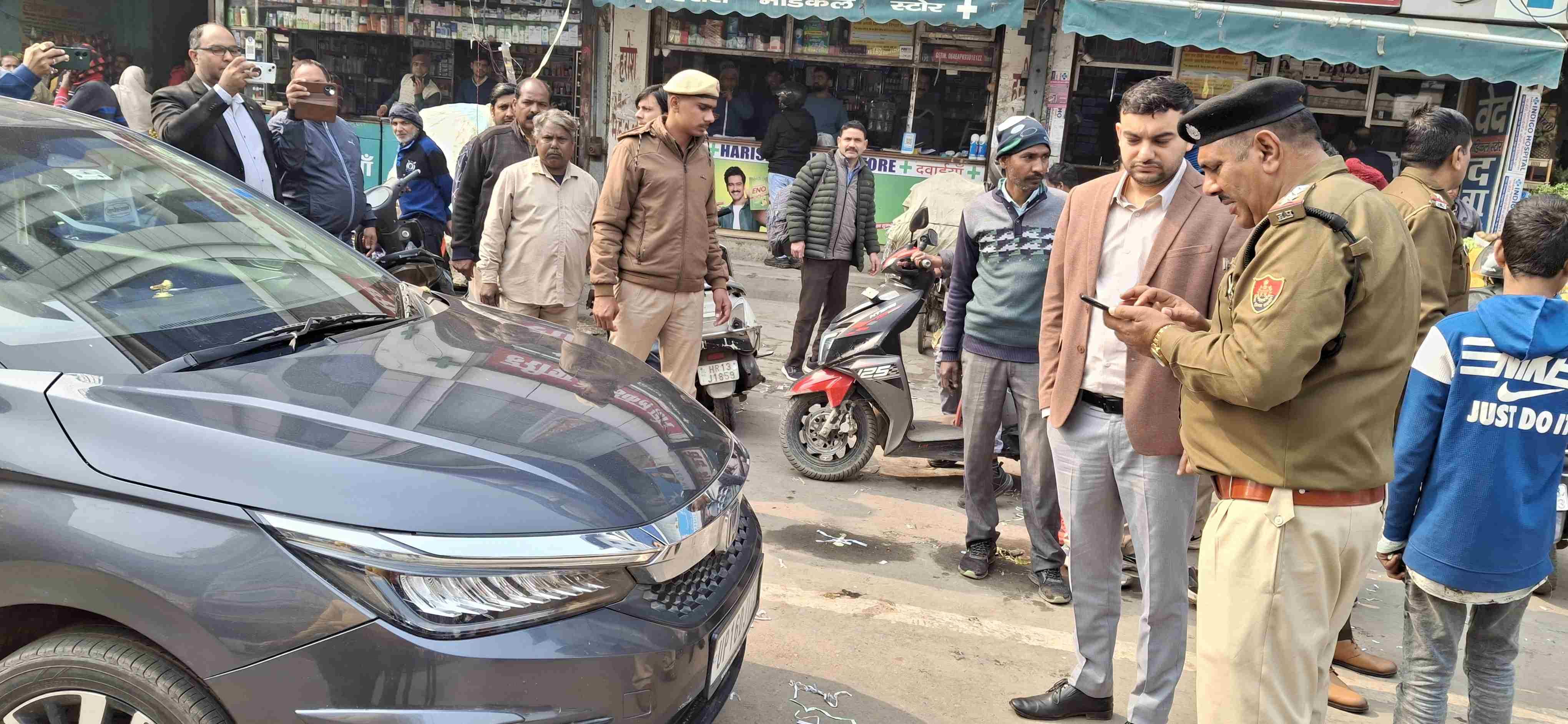 -फोटो 51 : अतिक्रमण करने वाले दुकानदारों से बातचीत करते एसडीएम अभिनव सिवाच। संवाद