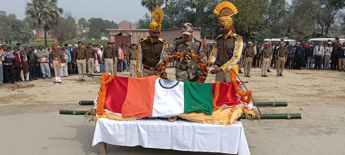 गोला मुक्तिधाम पर मृतक जवान के शव को गार्ड आफ आनर देते सेना व यूपी पुलिस के जवान गोला मुक्तिधाम पर मृतक जवान के शव को गार्ड आफ आनर देते सेना व यूपी पुलिस के जवान