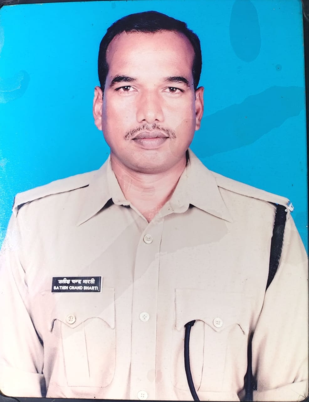 गोला मुक्तिधाम पर मृतक जवान के शव को गार्ड आफ आनर देते सेना व यूपी पुलिस के जवान गोला मुक्तिधाम पर मृतक जवान के शव को गार्ड आफ आनर देते सेना व यूपी पुलिस के जवान