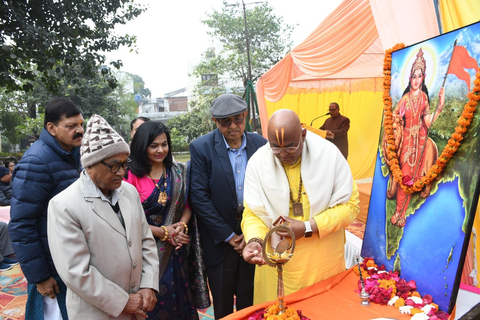 गोमती नगर फेस–2 के विशेष खंड में शनिवार को हिंदू सम्मेलन हुआ। गोमती नगर फेस–2 के विशेष खंड में शनिवार को हिंदू सम्मेलन हुआ।