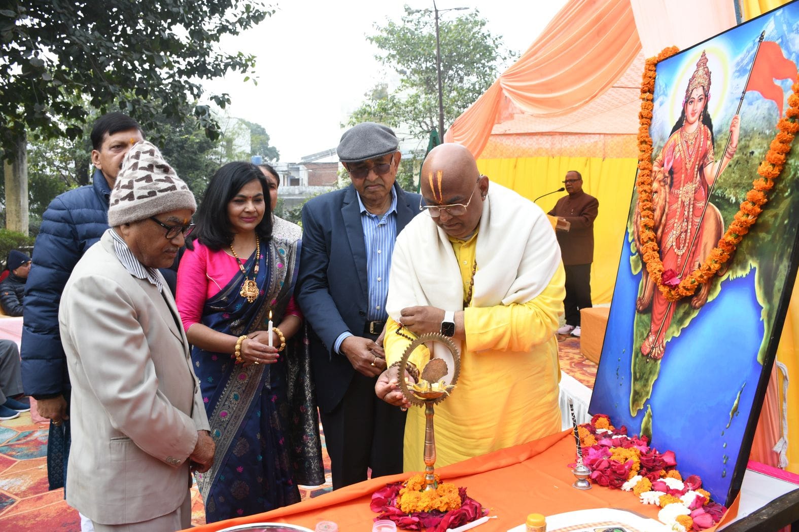 गोमती नगर फेस–2 के विशेष खंड में शनिवार को हिंदू सम्मेलन हुआ। गोमती नगर फेस–2 के विशेष खंड में शनिवार को हिंदू सम्मेलन हुआ।