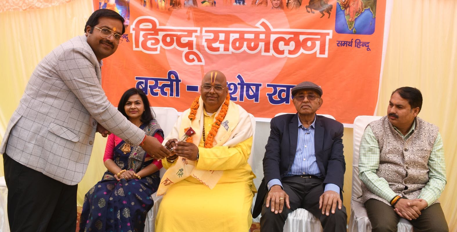 गोमती नगर फेस–2 के विशेष खंड में शनिवार को हिंदू सम्मेलन हुआ। गोमती नगर फेस–2 के विशेष खंड में शनिवार को हिंदू सम्मेलन हुआ।