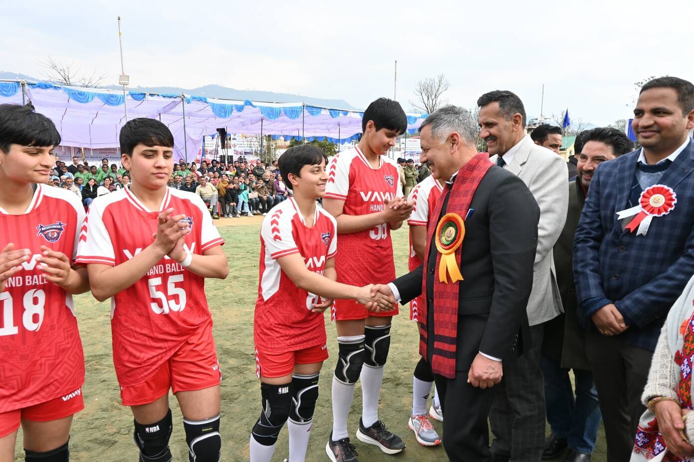 घुमारवीं में राष्ट्रीय अंडर-19 बालिका हैंडबाल प्रतियोगिता के शुभारंभ पर मार्चपास्ट की सलामी लेत