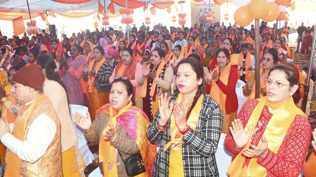 जाग्रति विहार सोमदत्त विहार पार्क में हिंदू सम्मेलन में मौजूद कालोनी के लोग ।  ........ संवाद..
