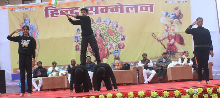 जाग्रति विहार सोमदत्त विहार पार्क में हिंदू सम्मेलन में मौजूद कालोनी के लोग ।  ........ संवाद..