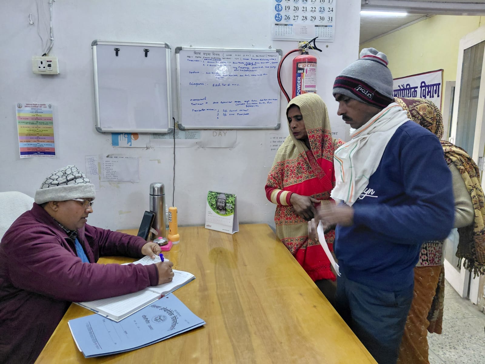जिला अस्पताल में होम्योपैथिक दवाओं का वितरण करता कर्मी। संवाद जिला अस्पताल में होम्योपैथिक दवाओं का वितरण करता कर्मी। संवाद