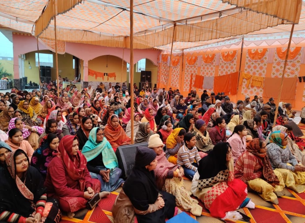 जलालाबाद में अखिल भारतीय सोअहम महामंडल के तत्वावधान में आश्रम में सम्मेलन में मौजूद संत। संवाद