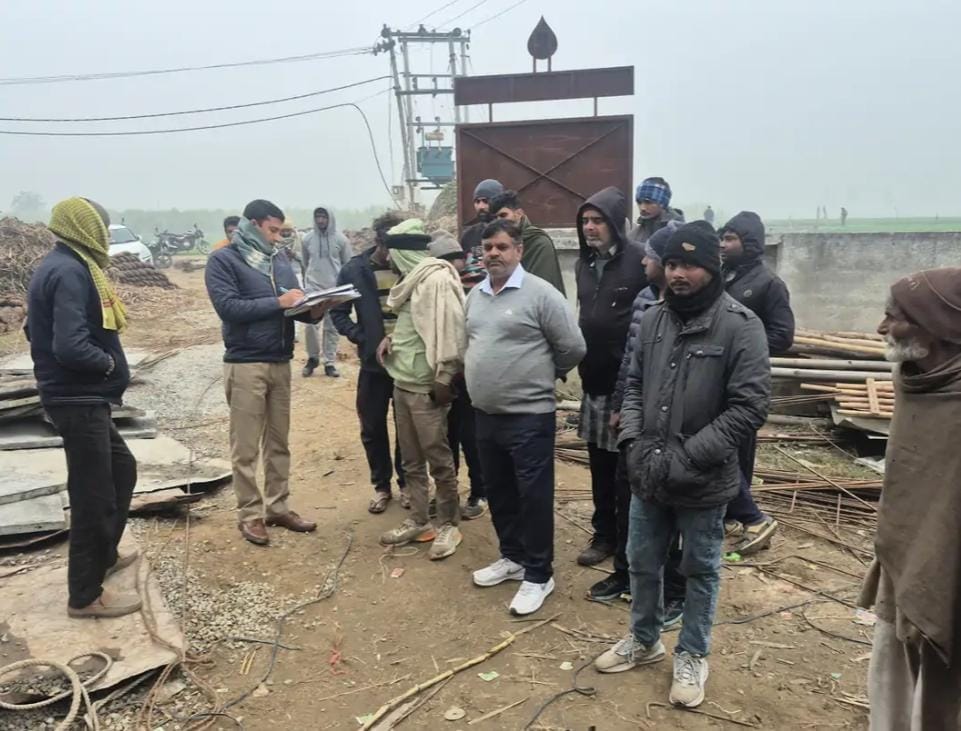 झिंझाना क्षेत्र के गांव रंगाना में निर्माणधीन पेयजल टंकी के पास से गुजर रही हाई वोल्टेज बिजली झिंझाना क्षेत्र के गांव रंगाना में निर्माणधीन पेयजल टंकी के पास से गुजर रही हाई वोल्टेज बिजली