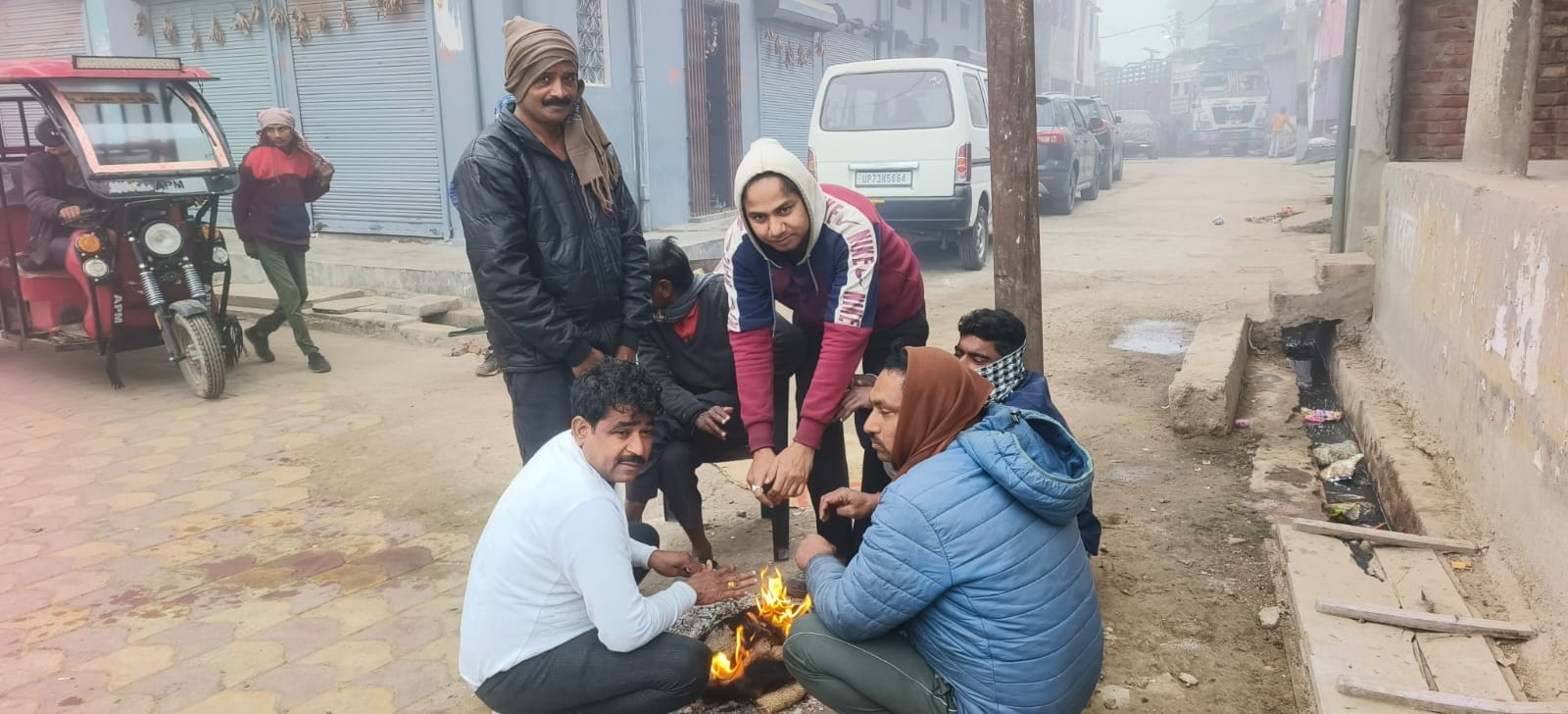 कोहरे से की चादर में ढंकी सुबह, हाईवे पर रेंगते दिखे वाहन- संवाद कोहरे से की चादर में ढंकी सुबह, हाईवे पर रेंगते दिखे वाहन- संवाद