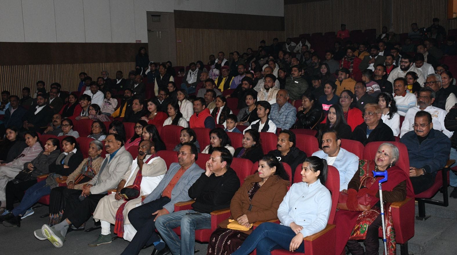 कॉमेडियन राजीव निगम के व्यंग्य पर खूब लगे ठहाके