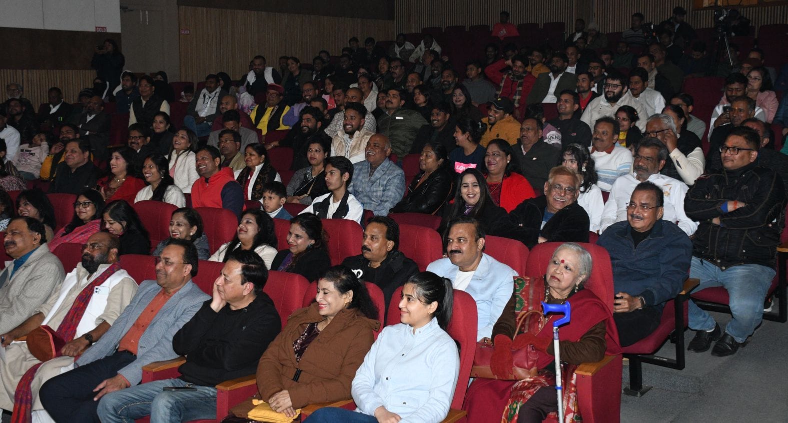 कॉमेडियन राजीव निगम के व्यंग्य पर खूब लगे ठहाके
