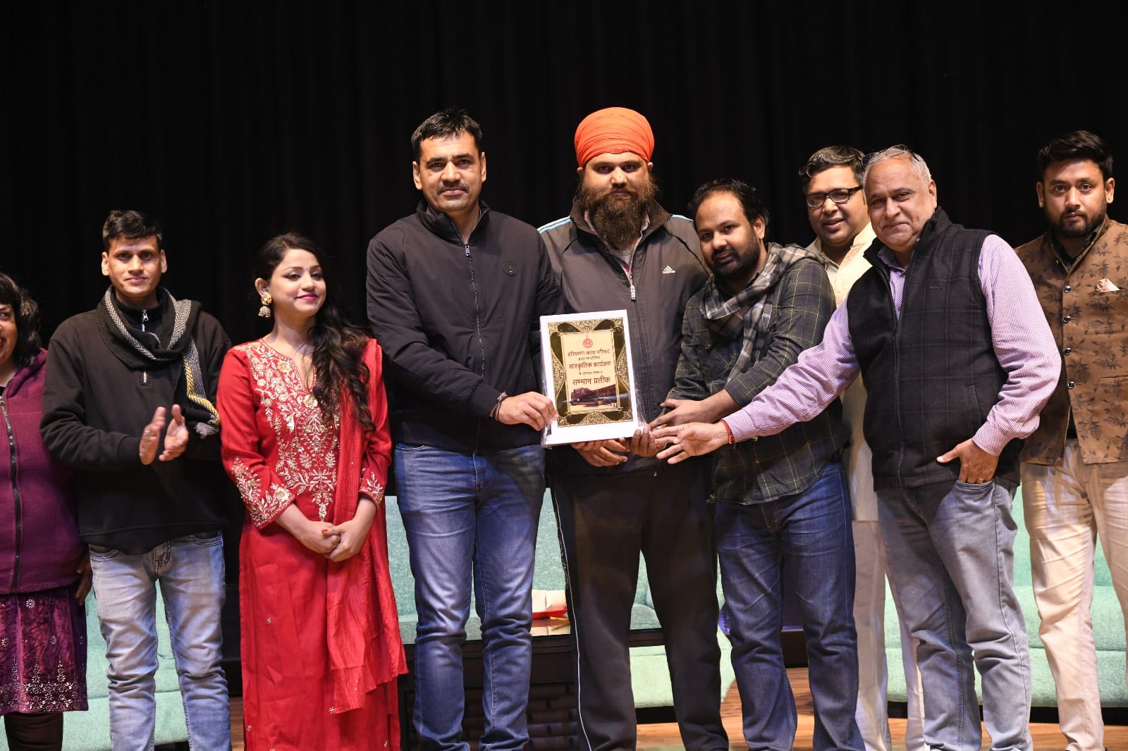 कुरुक्षेत्र। नाटक चक्कर पे चक्कर का मंचन करते कलाकार। स्वयं कुरुक्षेत्र। नाटक चक्कर पे चक्कर का मंचन करते कलाकार। स्वयं