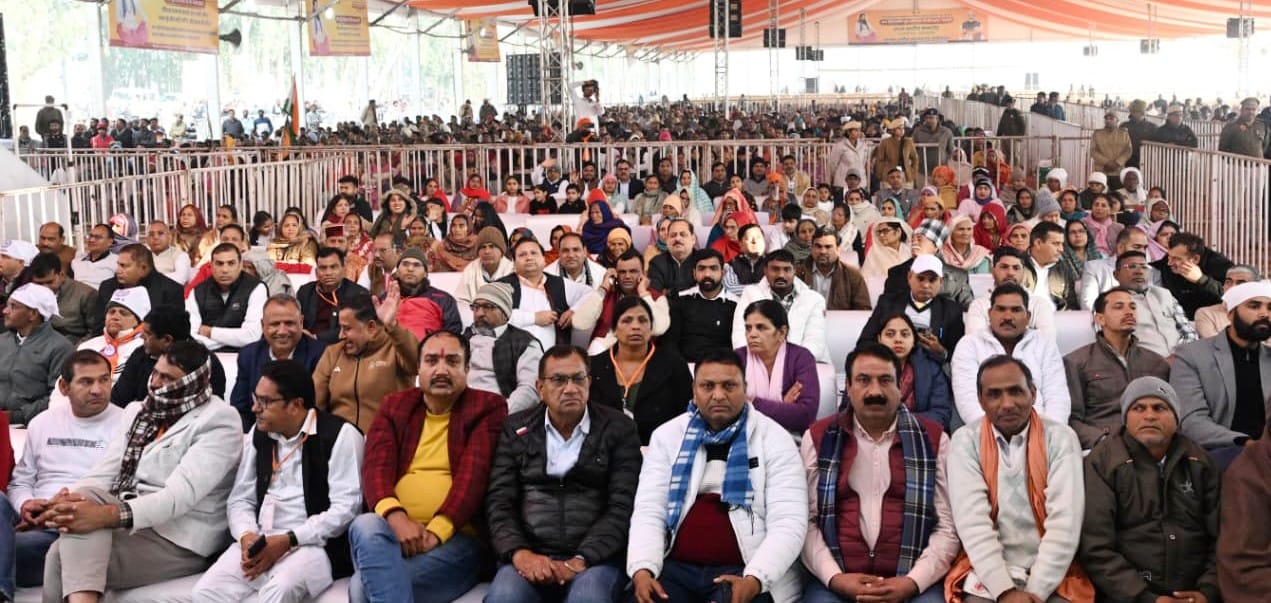 कुरुक्षेत्र।  समारोह में संत रविदास के चित्र पर पुष्प अर्पित कर श्रद्धांजलि  देते मुख्यमंत्री न