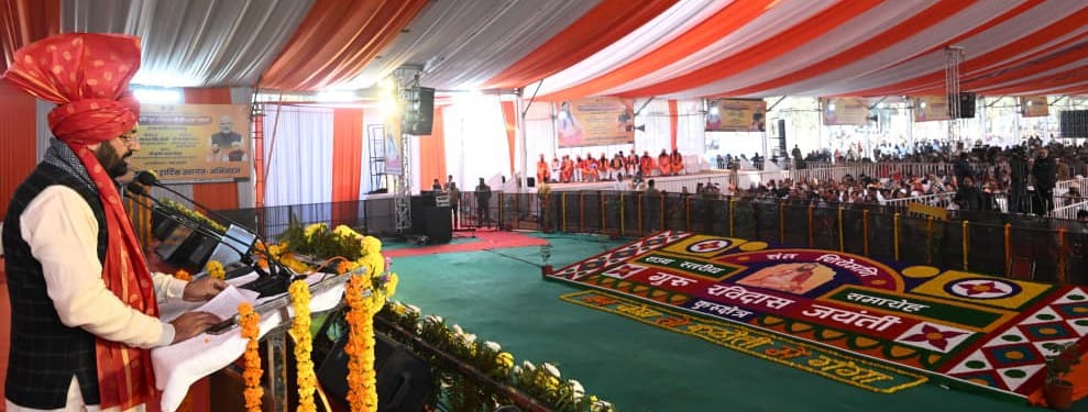 कुरुक्षेत्र।  समारोह में संत रविदास के चित्र पर पुष्प अर्पित कर श्रद्धांजलि  देते मुख्यमंत्री न