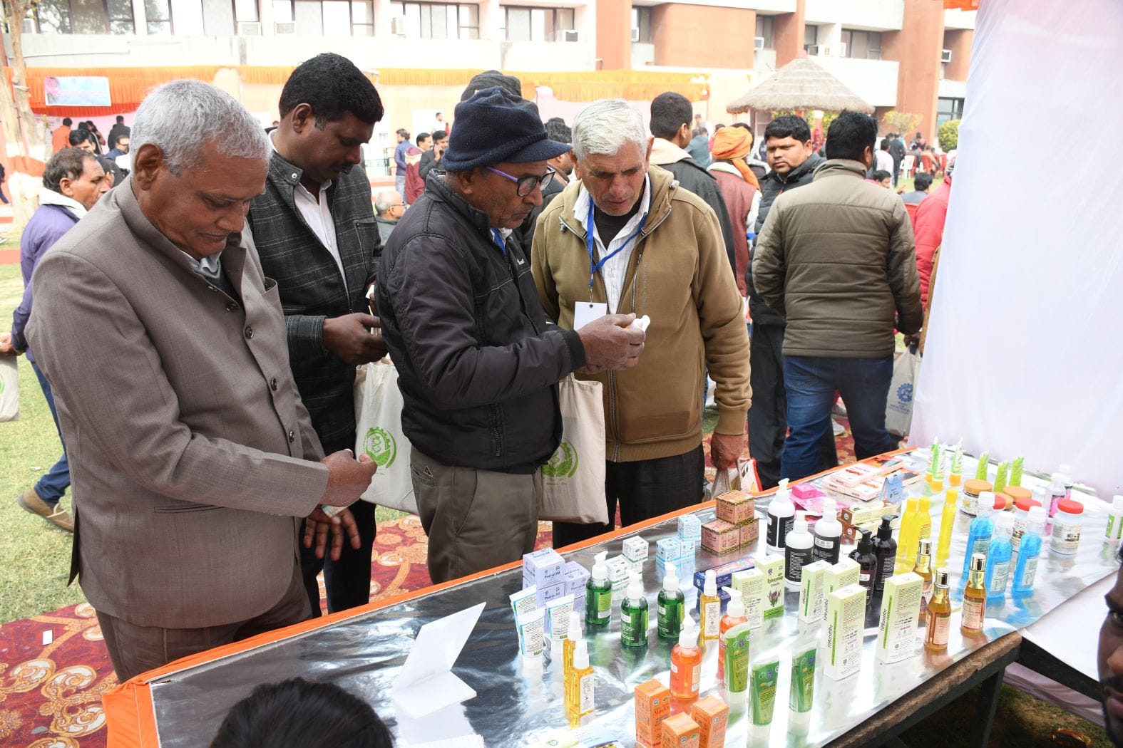केंद्रीय औषधीय एवं सुगंध पौधा संस्थान परिसर में आयोजित दो दिवसीय किसान मेले का शनिवार को समापन केंद्रीय औषधीय एवं सुगंध पौधा संस्थान परिसर में आयोजित दो दिवसीय किसान मेले का शनिवार को समापन