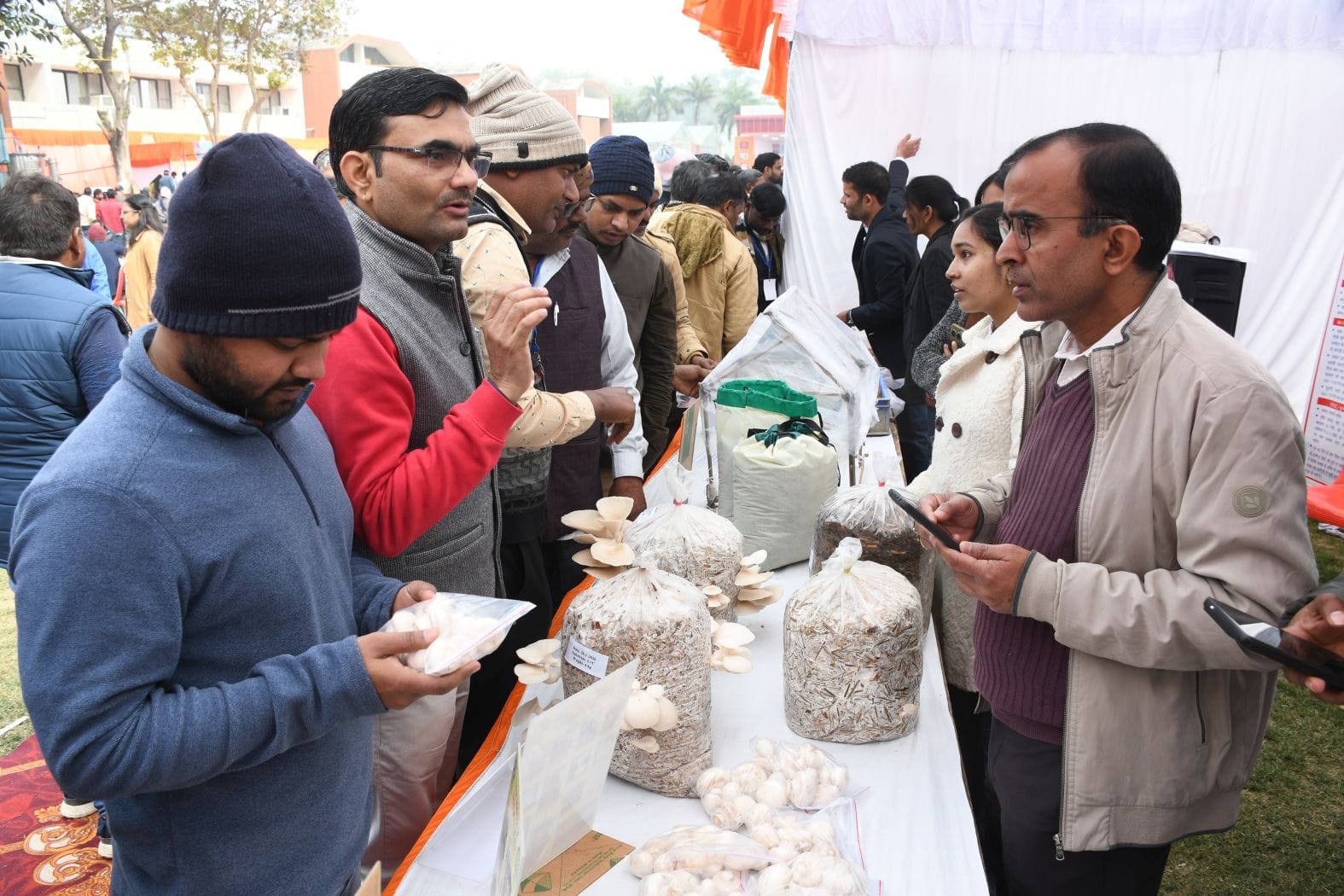 केंद्रीय औषधीय एवं सुगंध पौधा संस्थान परिसर में आयोजित दो दिवसीय किसान मेले का शनिवार को समापन केंद्रीय औषधीय एवं सुगंध पौधा संस्थान परिसर में आयोजित दो दिवसीय किसान मेले का शनिवार को समापन
