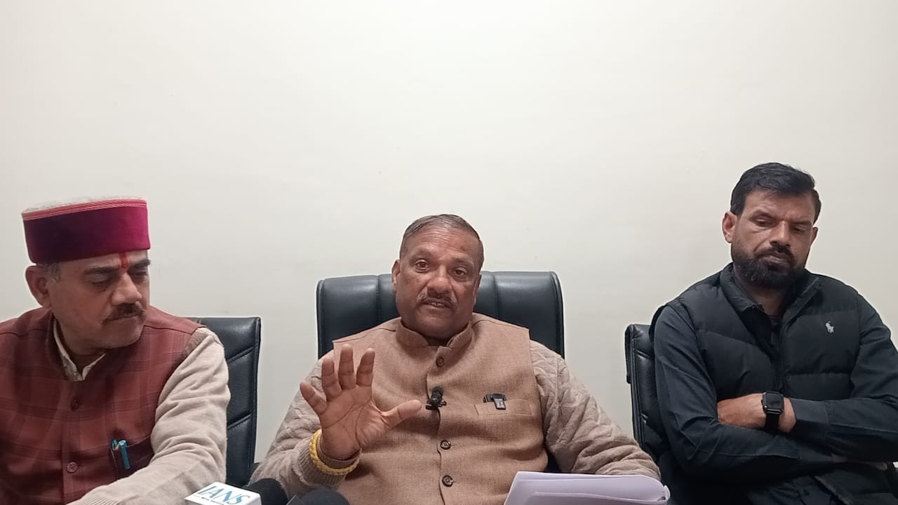 खोड़ोवाला में बजट का लाइव प्रसारण देखते लोग। संवाद