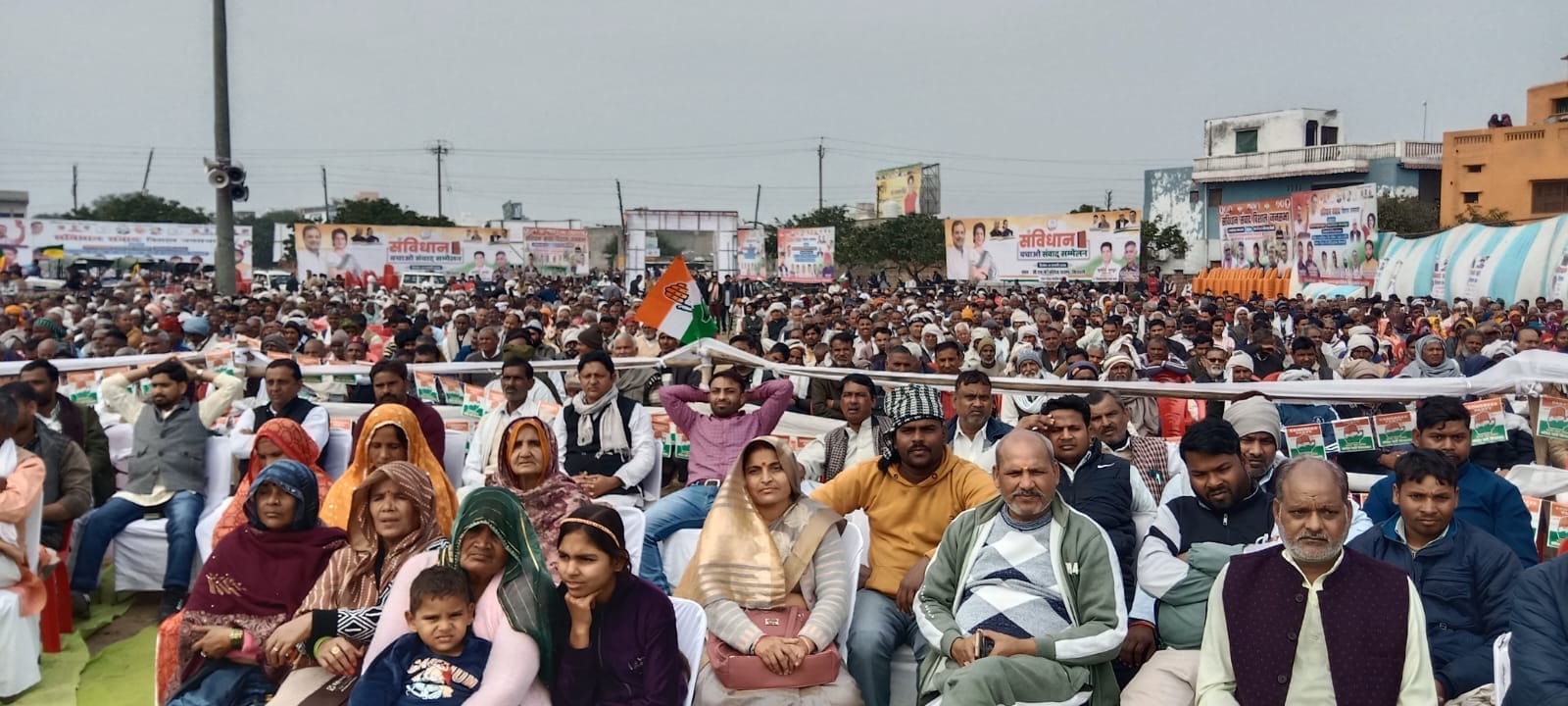 मंच पर बैठे कांग्रेसी और उपस्थित भीड़ मंच पर बैठे कांग्रेसी और उपस्थित भीड़