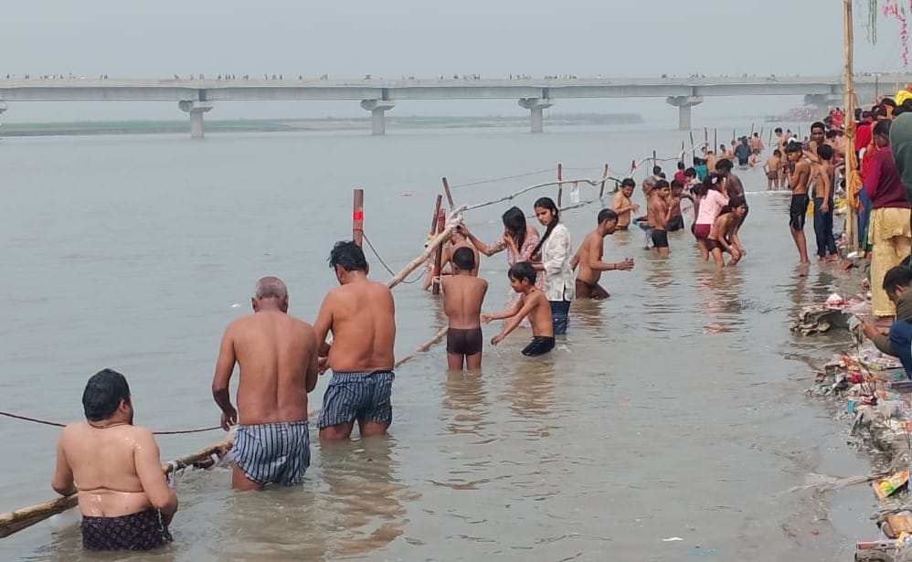 माघ पूर्णिमा पर मिर्जापुर के ढाईघाट पर गंगा स्नान को उमड़े श्रद्धालु। संवाद