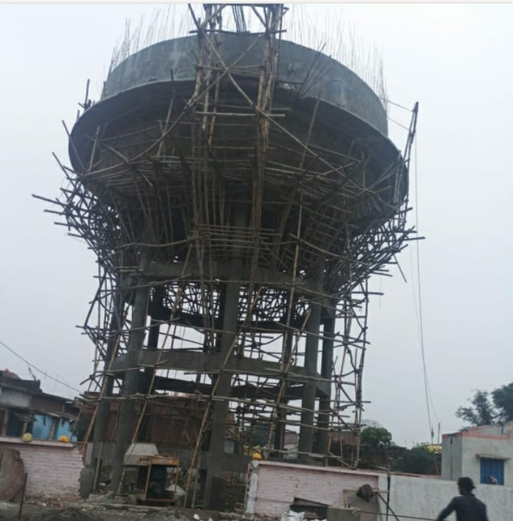 मरौरी ब्लॉक के मुडेला कला गांव की सड़कों की मरम्मत करते मजदूर स्रोत विभाग मरौरी ब्लॉक के मुडेला कला गांव की सड़कों की मरम्मत करते मजदूर स्रोत विभाग
