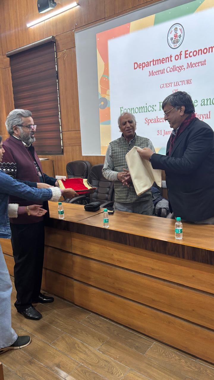 मेरठ..कंवलजीत..घने कोहरे के चलते सदर नया बाजार में बिजली के खम्बे में घुसी कार खम्बा टुटा एक व्