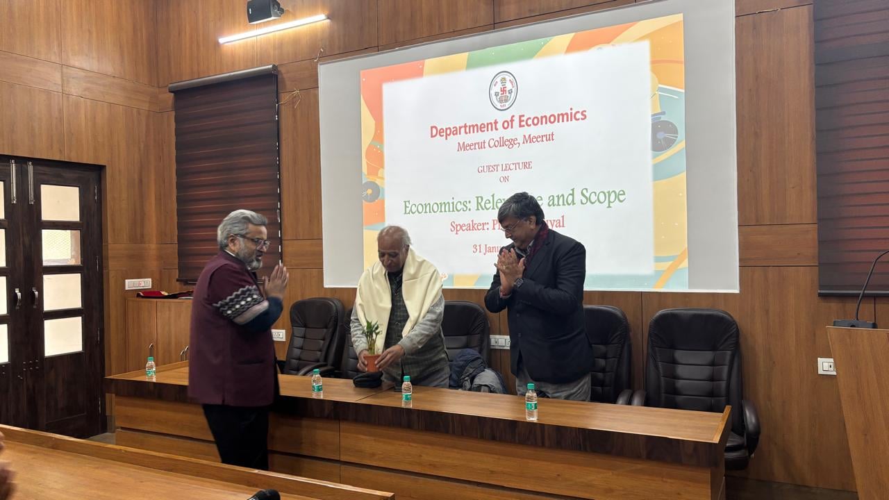 मेरठ..कंवलजीत..घने कोहरे के चलते सदर नया बाजार में बिजली के खम्बे में घुसी कार खम्बा टुटा एक व्