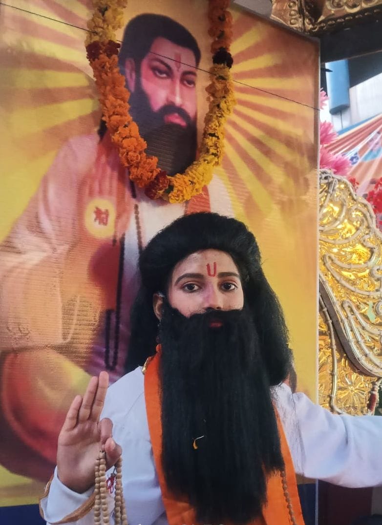 मिश्रीपुर रामबाग से संत रविदास की जयंती पर शोभायात्रा में पताका लेकर चलते आयोजक। स्रोत: जागरूक 