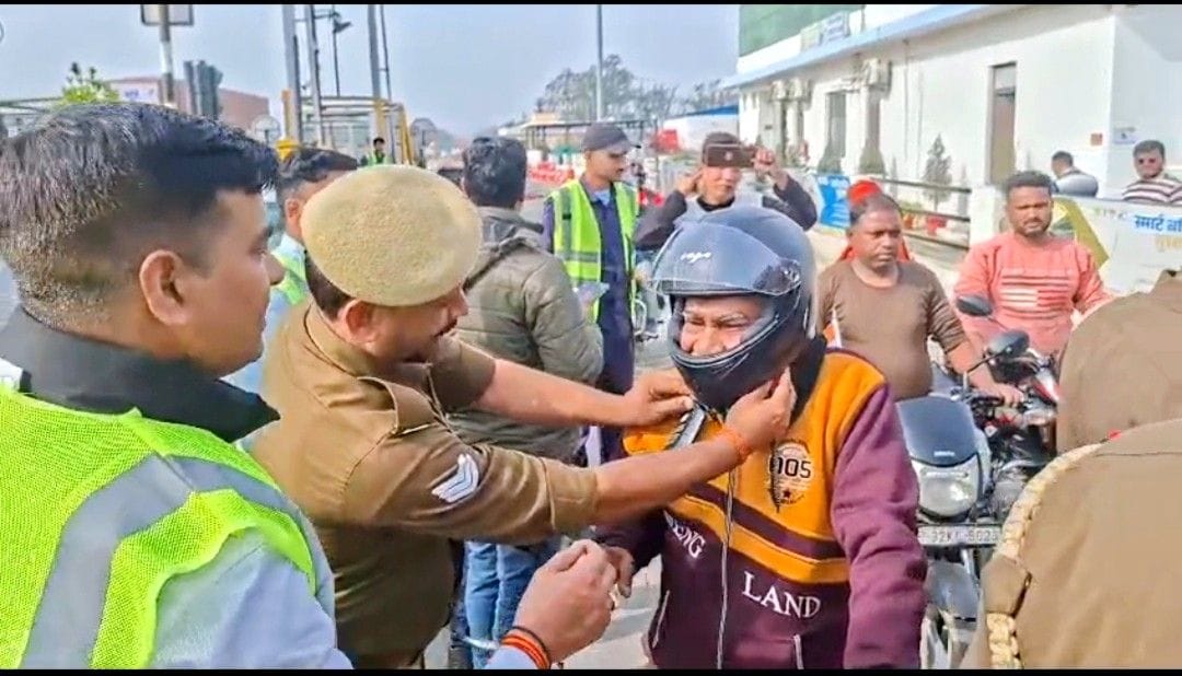 निगोहां स्थित टोल प्लाजा पर राष्ट्रीय सड़क सुरक्षा माह अभियान के तहत हेलमेट वितरित करते एसीपी वि निगोहां स्थित टोल प्लाजा पर राष्ट्रीय सड़क सुरक्षा माह अभियान के तहत हेलमेट वितरित करते एसीपी वि