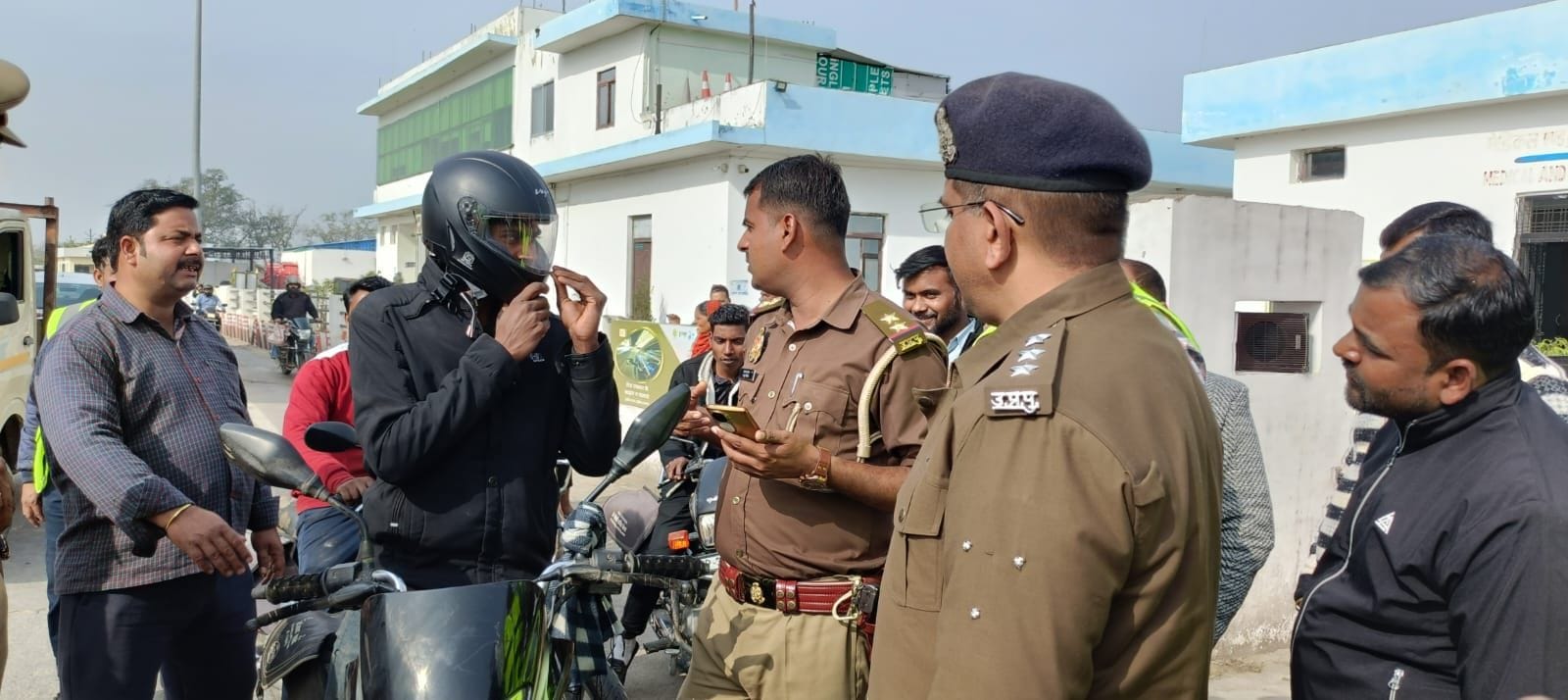 निगोहां स्थित टोल प्लाजा पर राष्ट्रीय सड़क सुरक्षा माह अभियान के तहत हेलमेट वितरित करते एसीपी वि निगोहां स्थित टोल प्लाजा पर राष्ट्रीय सड़क सुरक्षा माह अभियान के तहत हेलमेट वितरित करते एसीपी वि