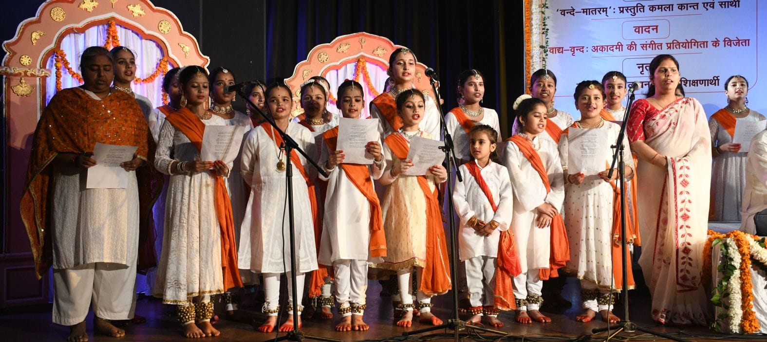 नृत्य, गायन और वादन में दिखा देशभक्ति का रंग नृत्य, गायन और वादन में दिखा देशभक्ति का रंग