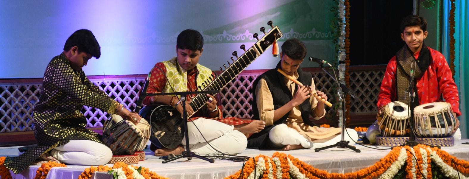 नृत्य, गायन और वादन में दिखा देशभक्ति का रंग नृत्य, गायन और वादन में दिखा देशभक्ति का रंग