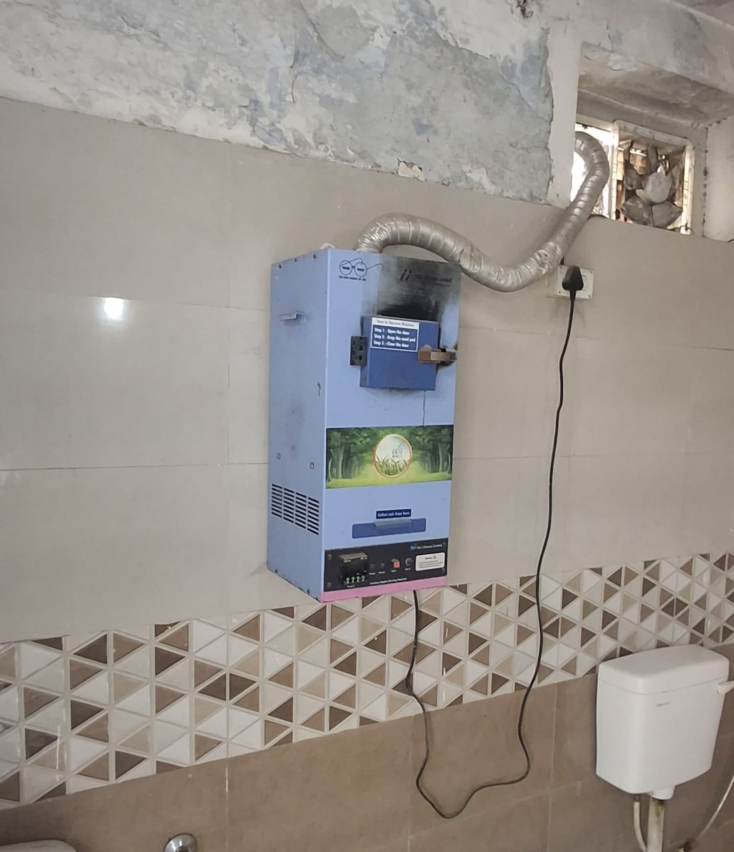 पंडित चिरंजीलाल शर्मा कॉलेज के पीजी ब्लॉक की वेडिंग मशीन फूंकी हुई। संवाद