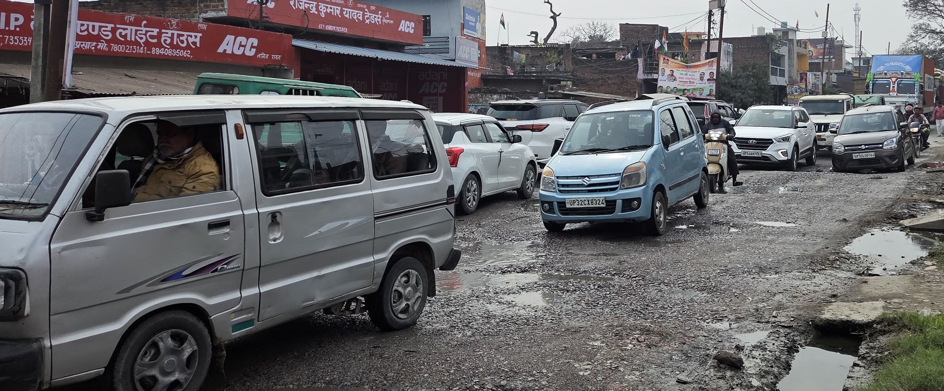 पारा-मोहान रोड पर गड्ढे। पारा-मोहान रोड पर गड्ढे।