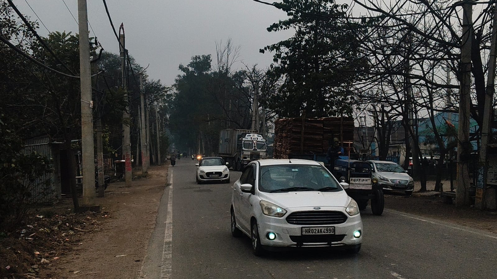 पुराने सहारनपुर रोड पर सुबह नौ बजे कोहरे के बीच लाइट जलाकर गुजरते वाहन। संवाद पुराने सहारनपुर रोड पर सुबह नौ बजे कोहरे के बीच लाइट जलाकर गुजरते वाहन। संवाद