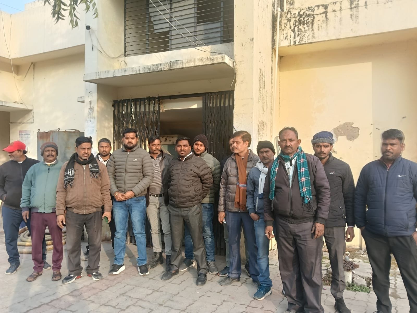 प्रदर्शन करते कर्मचारी।