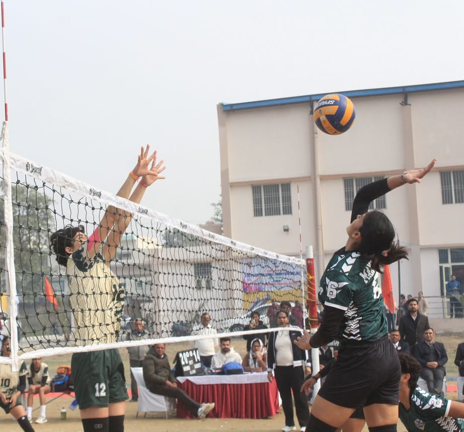 रोहतक टीम की खिलाड़ी की ओर से मारे गए स्मैश को रोकती पानीपत की खिलाड़ी। संवाद